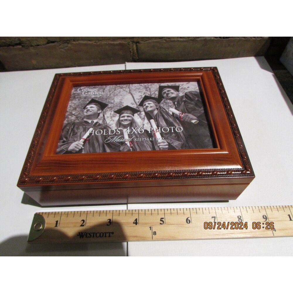 MUSICAL KEEPSAKE PHOTO BOX COTTAGE GARDEN JEWERLY BOX PLAYS WONDERFUL WORLD NEW